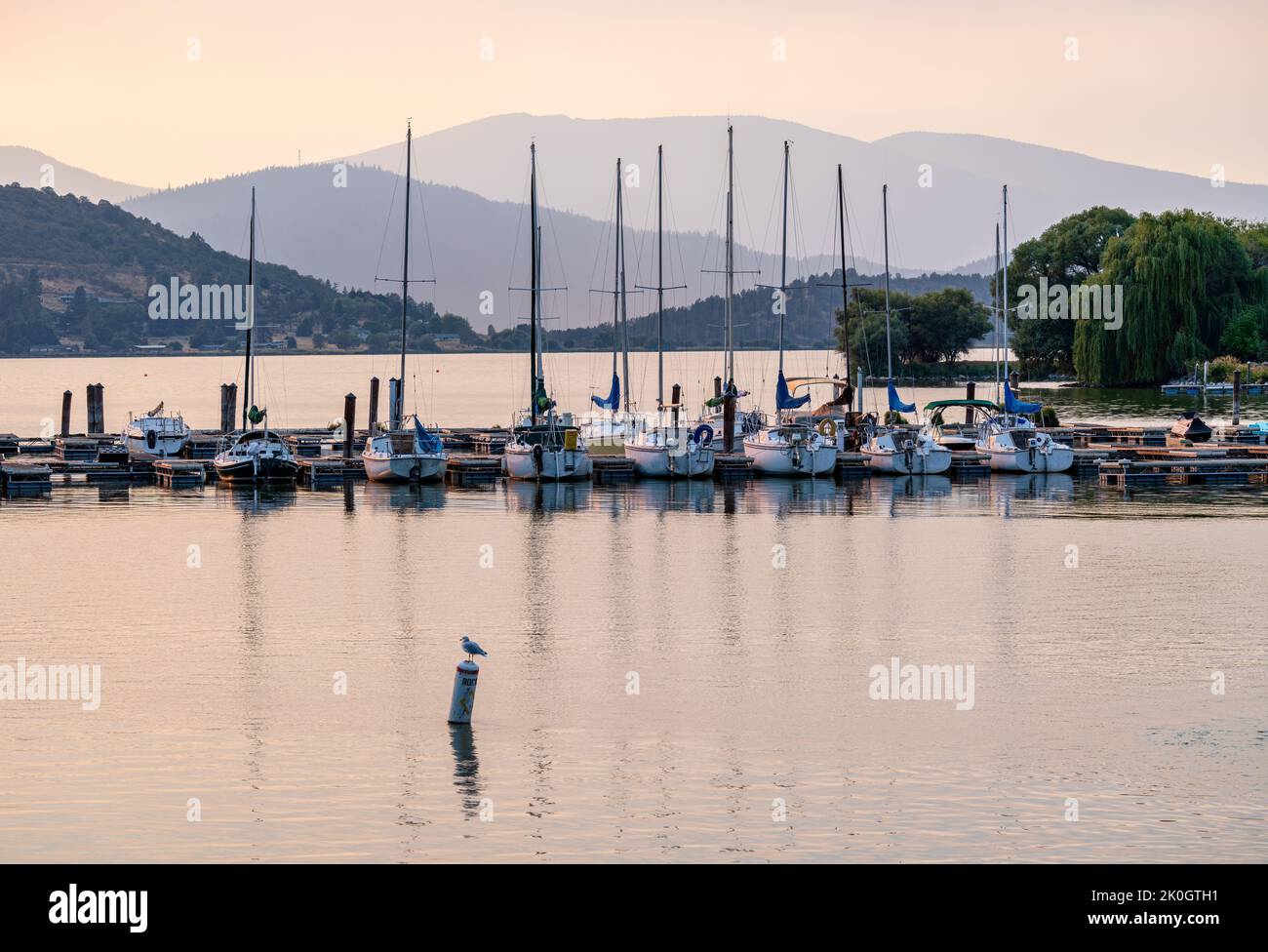 Pelican Marina in Klamath Falls Oregon unter einem trüben, rauchigen Himmel. Stockfoto