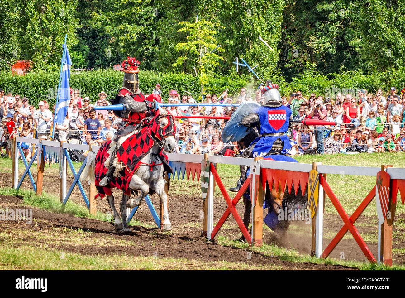 Hever, Großbritannien - 28 Juli, 2013: Zwei Reiter haben schwere Speere Kontakt und Zuschauer auf Hintergrund in turnierenden Ereignis in der Nähe Hever Castle Stockfoto