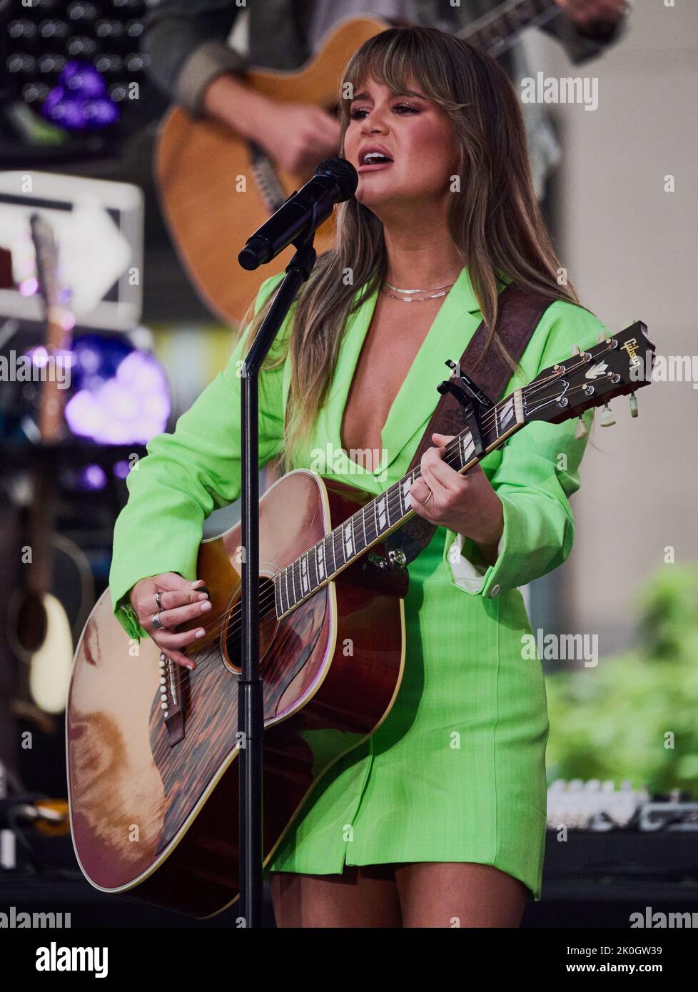 NEW YORK, NY, USA - 28. JULI 2022: Maren Morris tritt auf der NBC's "Today" Show Concert Series am Rockefeller Plaza auf. Stockfoto