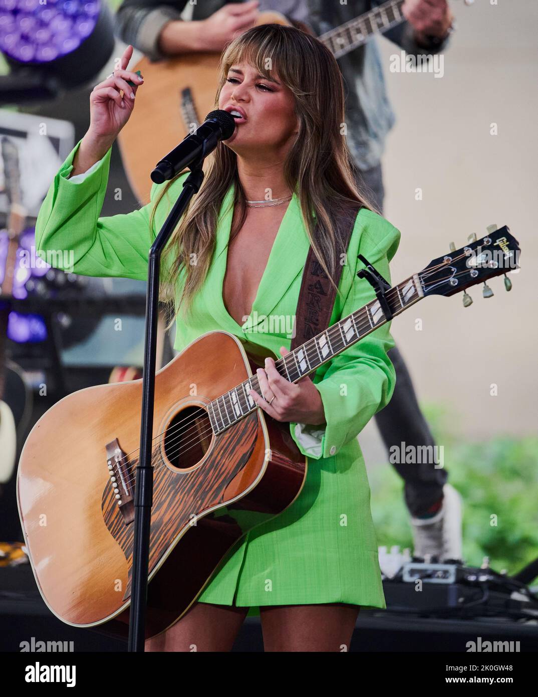 NEW YORK, NY, USA - 28. JULI 2022: Maren Morris tritt auf der NBC's "Today" Show Concert Series am Rockefeller Plaza auf. Stockfoto