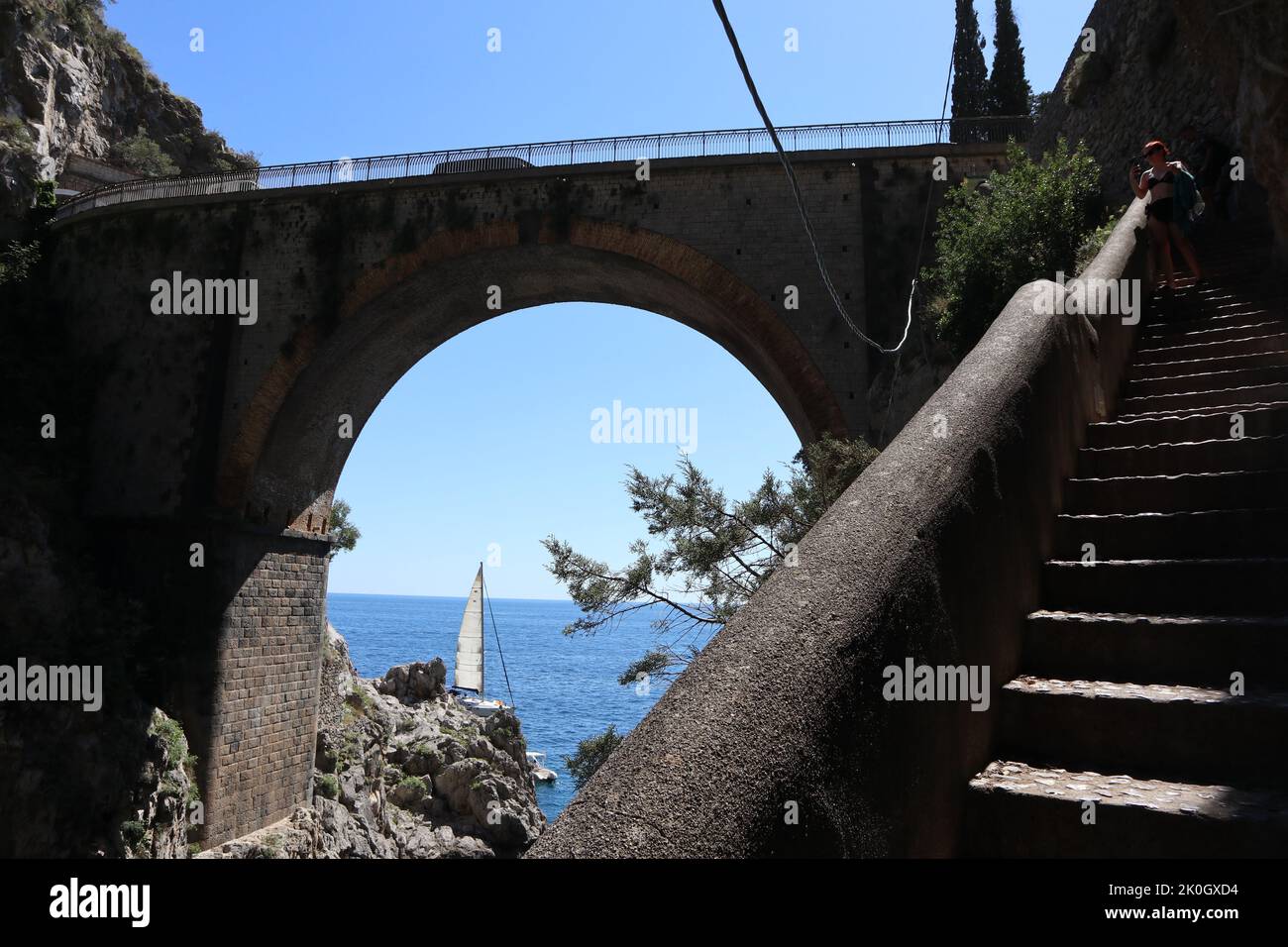 Furor - Scorcio del ponte dalla scalinata di Accesso alla spiaggia del fiordo Stockfoto