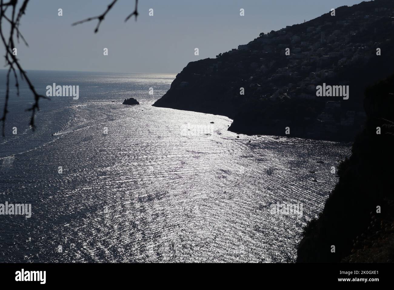 Furor - Scorcio in controluce di Praiano dal sentiero di Salita Pedala Stockfoto