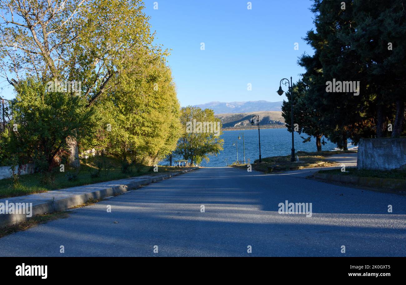 Straße, die zum Ufer des Lago Vegoritida im Dorf Agios Panteleimon, Nordgriechenland, führt Stockfoto