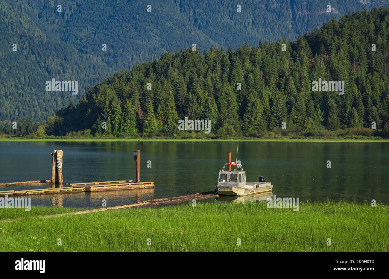 Am frühen Morgen wurde ein Fischerboot angedockt. Motorboote am Pier im Meer bei launischen Wetter in Kanada am Pitt Lake BC. Reisefoto, niemand, selektiv f Stockfoto