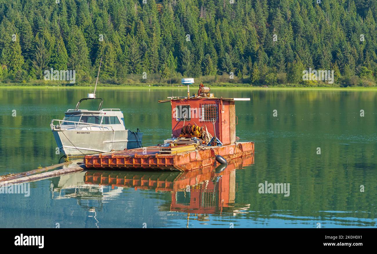 Am frühen Morgen wurde ein Fischerboot angedockt. Motorboote am Pier im Meer bei launischen Wetter in Kanada am Pitt Lake BC-August 25,2022. Reisefoto, Stockfoto