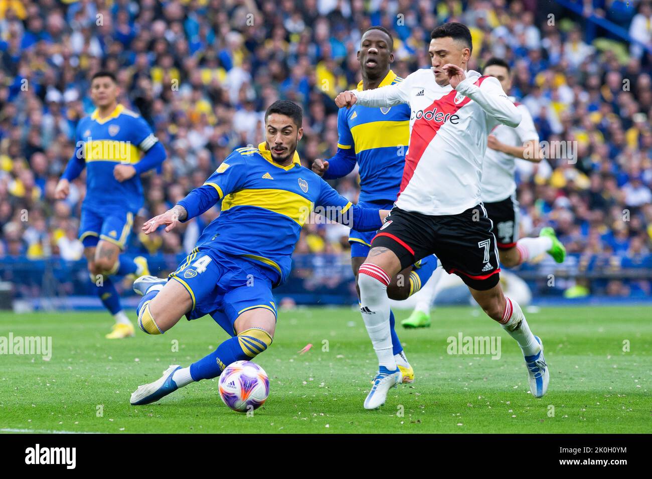 Buenos Aires, Argentinien. 11. September 2022. Matias Suarez (R) von River Plate und Jorge Nicolás Figal (L) von Boca Juniors in Aktion gesehen während eines Spiels zwischen Boca Juniors und River Plate im Rahmen der Liga Profesional 2022 im Estadio Alberto J. Armando.(Endstand; Boca Juniors 1:0 River Plate) (Foto von Manuel Cortina/SOPA Images/Sipa USA) Quelle: SIPA USA/Alamy Live News Stockfoto