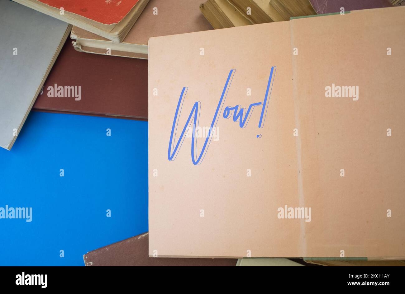 Wow Wort in geöffnetem Buch mit vintage, natürliche Muster alten antiken Papier-Design. Stockfoto