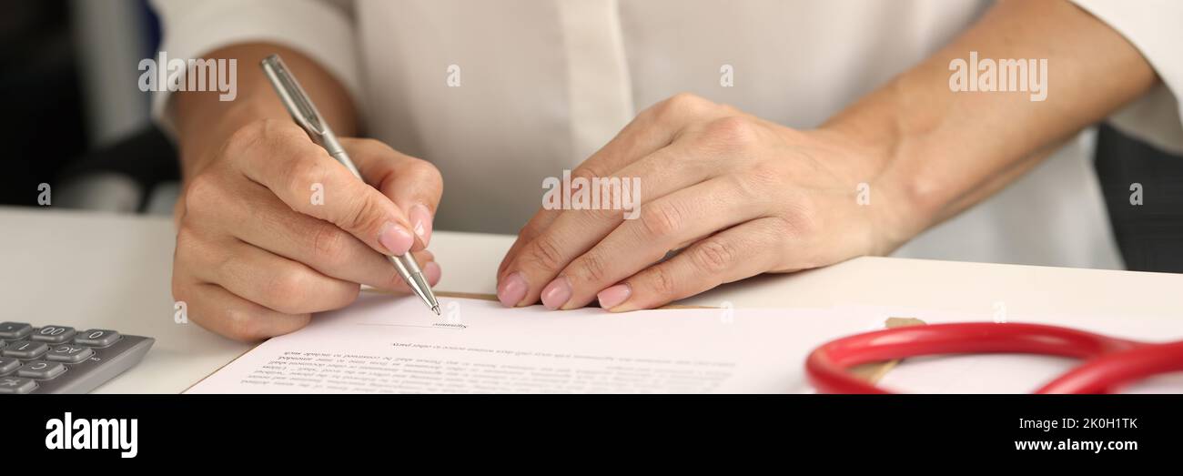 Person unterzeichnet Stift Krankenversicherungsvertrag Nahaufnahme Stockfoto