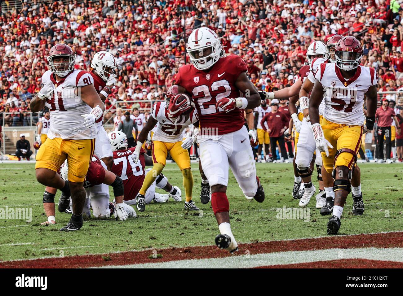 Stanford Cardinal Running Back E.J. Smith (22) stürzt sich für 5 Yards und einen Touchdown im zweiten Viertel eines NCAA College Football Spiels gegen die Southern California Trojans am Samstag, 10. September 2022, in Stanford, Kalif. USC schlug die Stanford 41-28. (Spencer Allen/Bild von Sport) Stockfoto