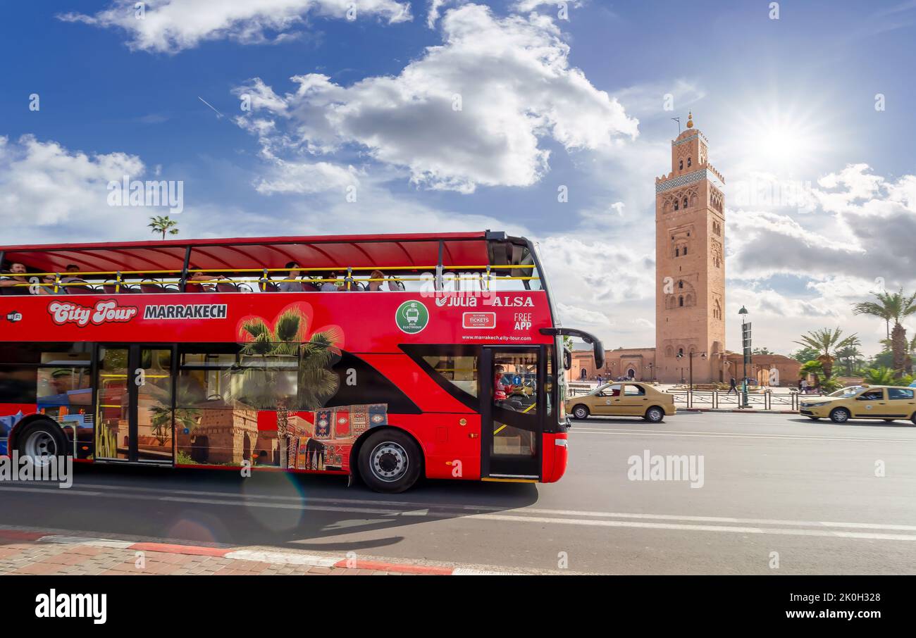 Marrakesch, Marokko - 29. April 2019: Roter Doppeldeckerbus wartet auf Touristen. Marrakesch Besichtigungstouren, Marokko Stockfoto