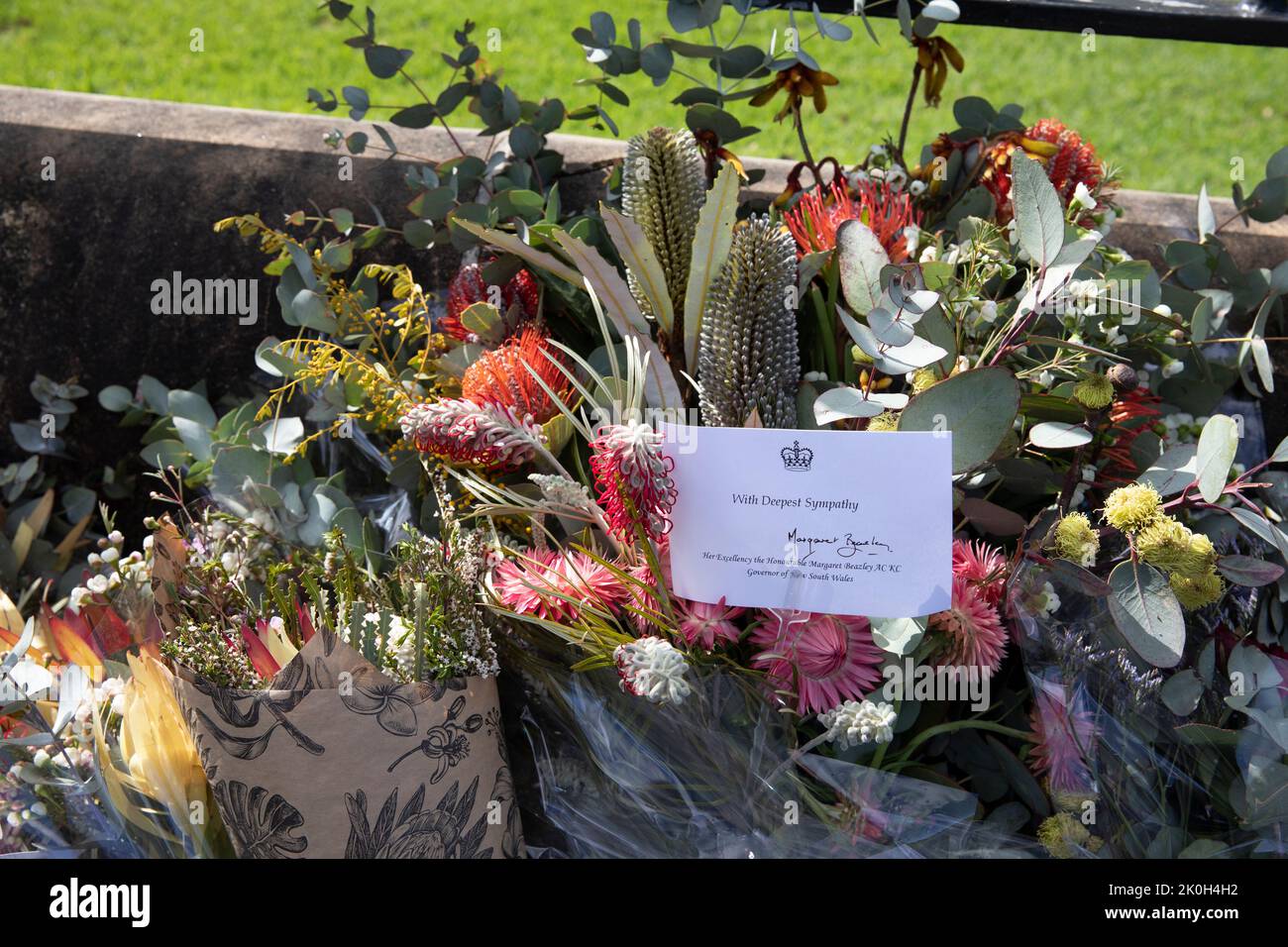 Montag, 12.. September 2022, Sydney, Australien. Ihre Exzellenz, die ehrenwerte Margaret Beazley, die Gouverneurin von New South Wales, überlässt vor dem Regierungsgebäude in Sydney, NSW, Australien Blumen und eine Sympathiekarte für Königin Elizabeth. Quelle: martin Berry/Alamy Live News Stockfoto