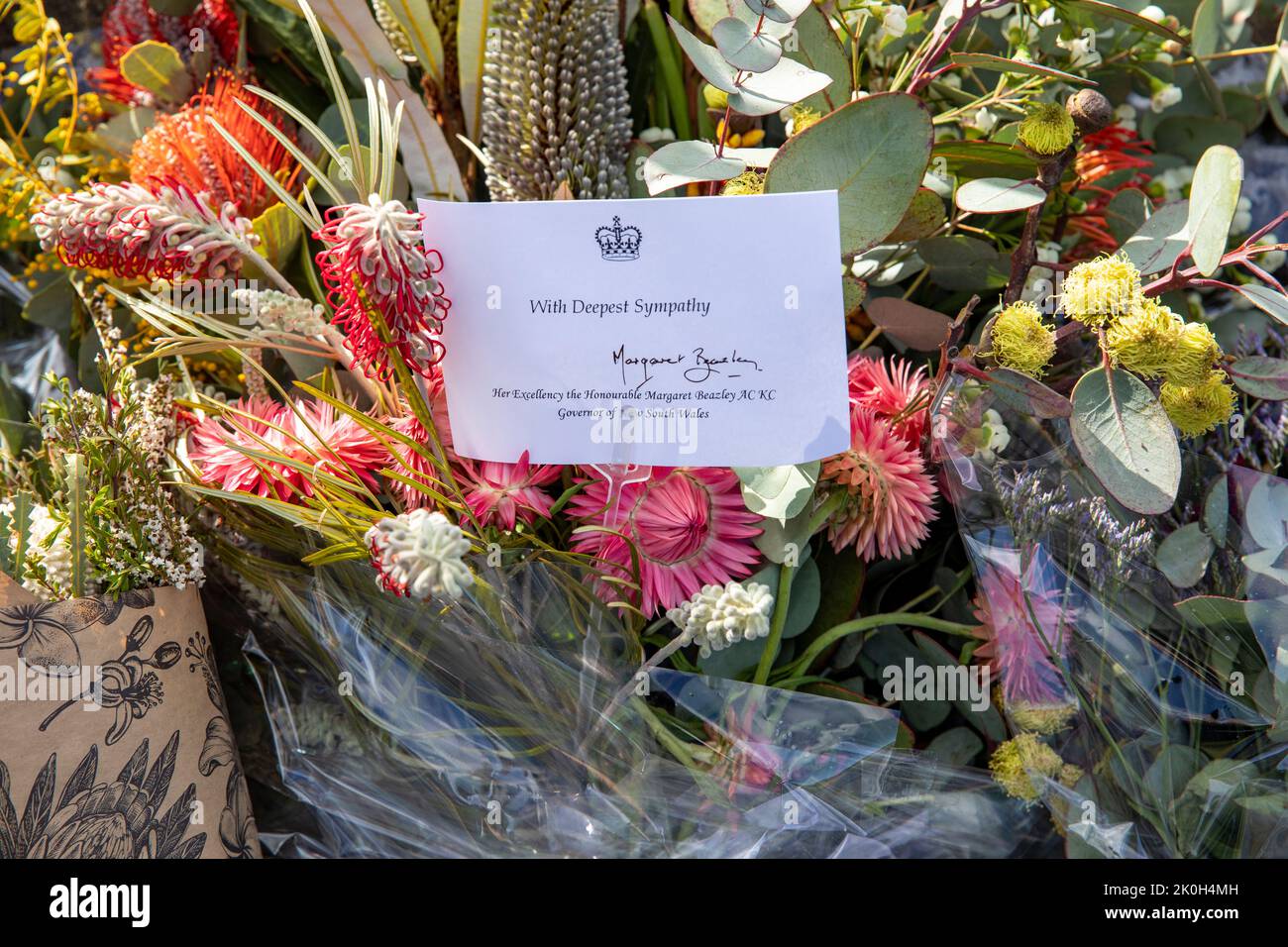 Montag, 12.. September 2022, Sydney, Australien. Ihre Exzellenz, die ehrenwerte Margaret Beazley, die Gouverneurin von New South Wales, überlässt vor dem Regierungsgebäude in Sydney, NSW, Australien Blumen und eine Sympathiekarte für Königin Elizabeth. Quelle: martin Berry/Alamy Live News Stockfoto