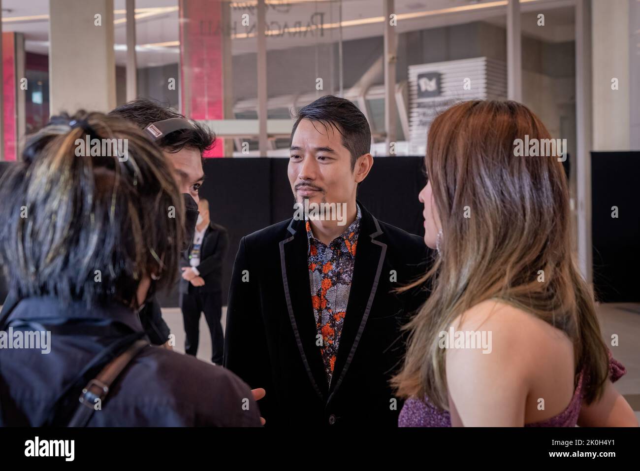 Bangkok, Thailand. 11. September 2022. Der thailändische Schauspieler und Star der KinnPorche-Serie, Ex Piya Vimuktayon, macht sich bereit, auf der Bühne der World Tour-Sendoff-Show aufzutreten. Schauspieler und Sänger der KinnPorche, einer Thai BL (Boys' Love) Serie, treten im Rahmen ihrer Welttournee auf und versteigern ihre Kleidung, um Geld für IHRI, Institut für HIV-Forschung und Innovation, in der Royal Paragon Hall in Bangkok, Thailand, zu sammeln. Die Veranstaltung brachte 1,7M THB ($46.000 USD) für wohltätige Zwecke ein. Kredit: SOPA Images Limited/Alamy Live Nachrichten Stockfoto