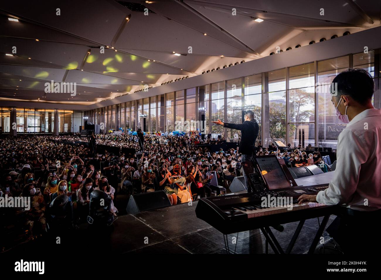 Bangkok, Thailand. 11. September 2022. Der thailändische Schauspieler und Star der KinnPorche-Serie, Ex Piya Vimuktayon, singt vor einem großen Publikum. Schauspieler und Sänger der KinnPorche, einer Thai BL (Boys' Love) Serie, treten im Rahmen ihrer Welttournee auf und versteigern ihre Kleidung, um Geld für IHRI, Institut für HIV-Forschung und Innovation, in der Royal Paragon Hall in Bangkok, Thailand, zu sammeln. Die Veranstaltung brachte 1,7M THB ($46.000 USD) für wohltätige Zwecke ein. Kredit: SOPA Images Limited/Alamy Live Nachrichten Stockfoto