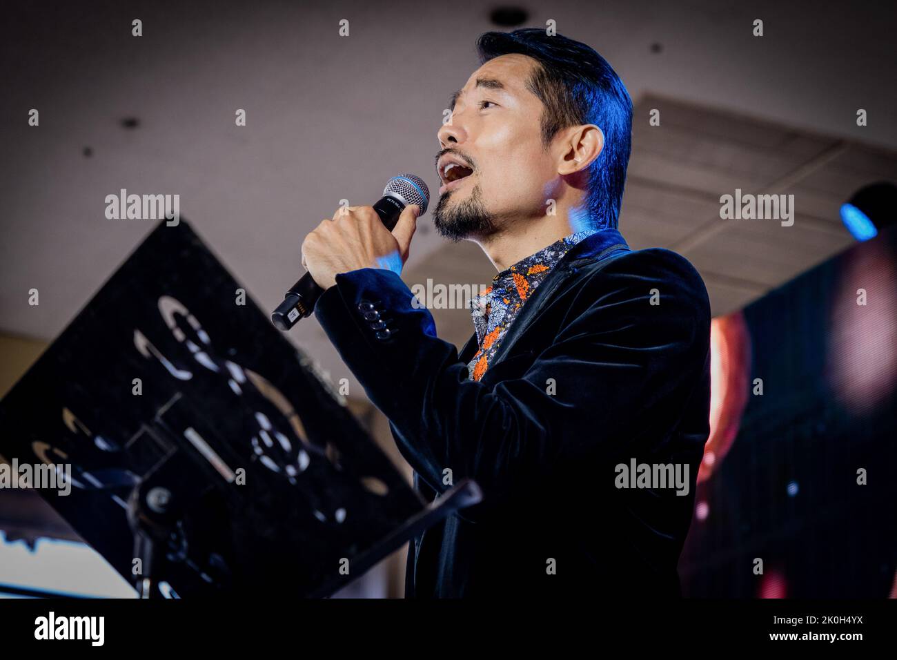 Bangkok, Thailand. 11. September 2022. Der thailändische Schauspieler und Star der KinnPorche-Serie, Ex Piya Vimuktayon, singt auf der Bühne. Schauspieler und Sänger der KinnPorche, einer Thai BL (Boys' Love) Serie, treten im Rahmen ihrer Welttournee auf und versteigern ihre Kleidung, um Geld für IHRI, Institut für HIV-Forschung und Innovation, in der Royal Paragon Hall in Bangkok, Thailand, zu sammeln. Die Veranstaltung brachte 1,7M THB ($46.000 USD) für wohltätige Zwecke ein. Kredit: SOPA Images Limited/Alamy Live Nachrichten Stockfoto