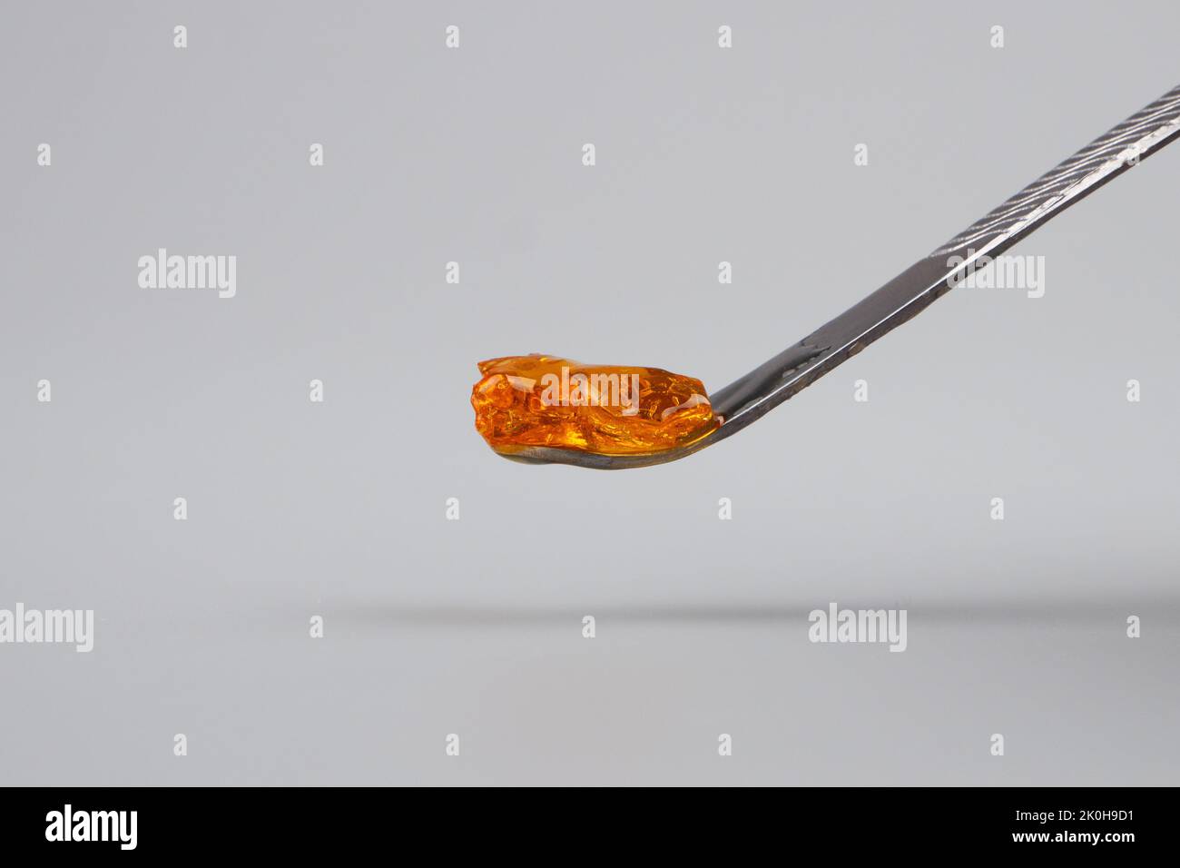 Detail von Harzwachs von Marihuana Konzentrat auf Dabbing Werkzeug. Stockfoto