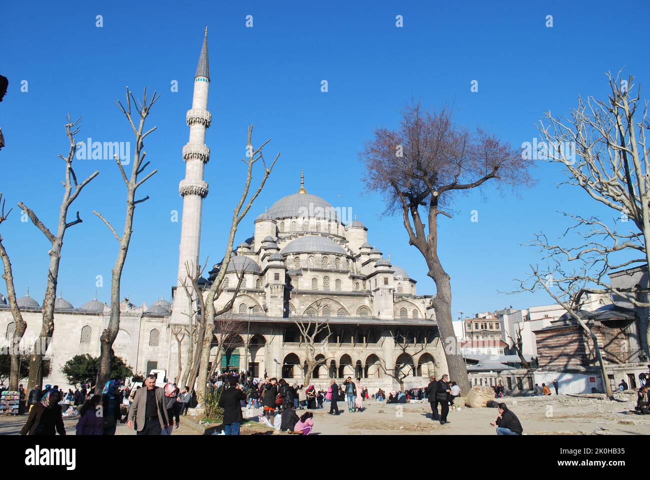 Istanbul, TÜRKEI - 18. März 2012: Der Blick auf die Yeni Cami (Neue Moschee), die ursprünglich als Valide Sultan Moschee (Valide Sultan Camii) bezeichnet wurde. Istanbul, Türkei Stockfoto