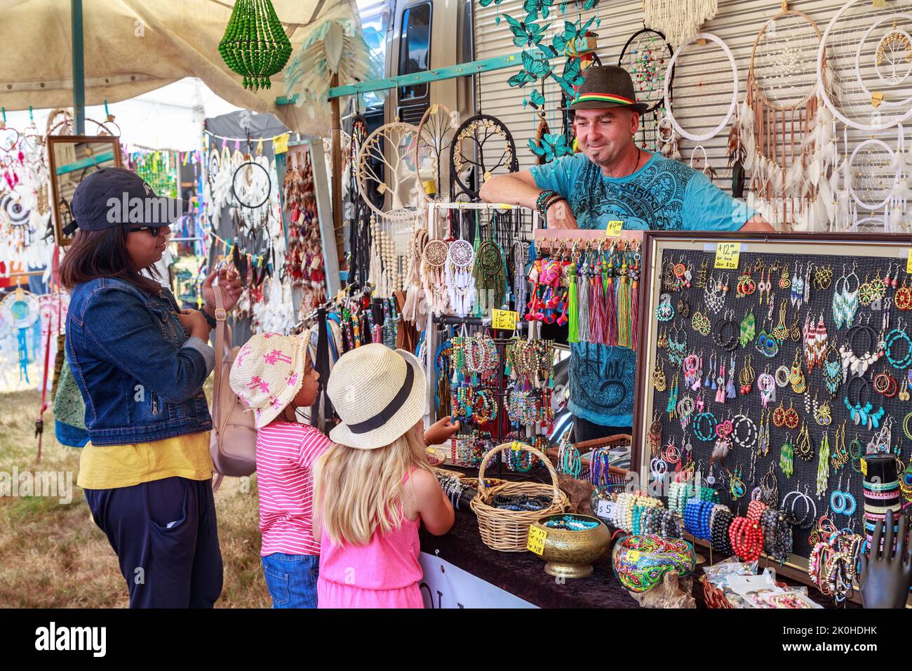 Ein Stand, der Schmuck, Traumfänger und andere bunte Schmuckstücke auf einer Wandermesse verkauft Stockfoto