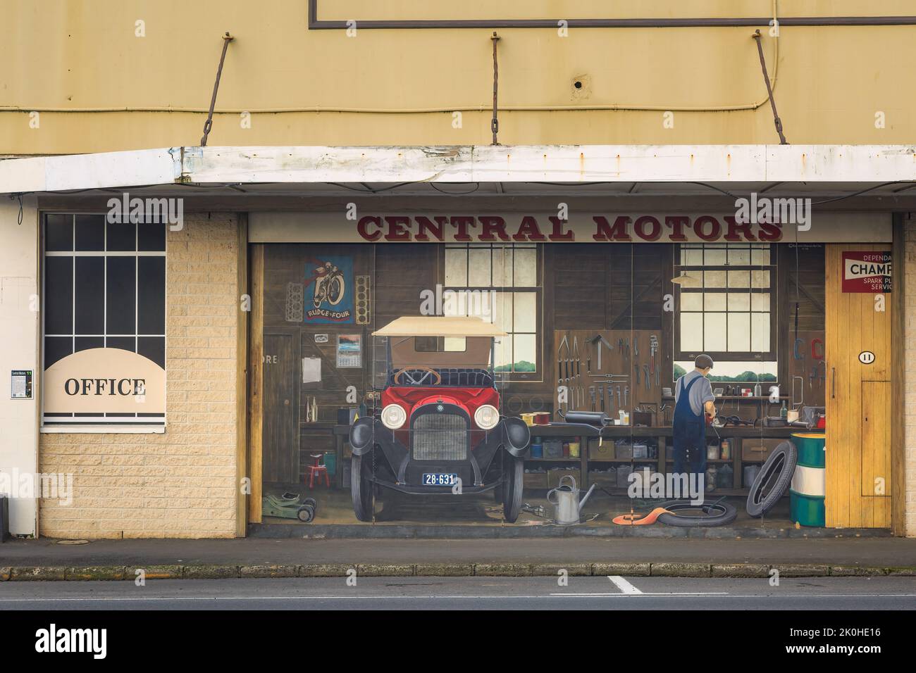 Eine der vielen Wandmalereien in der Kleinstadt Katikati, Neuseeland. Es zeigt einen Mechaniker bei der Arbeit in der Central Motors Garage der Stadt im Jahr 1930s Stockfoto