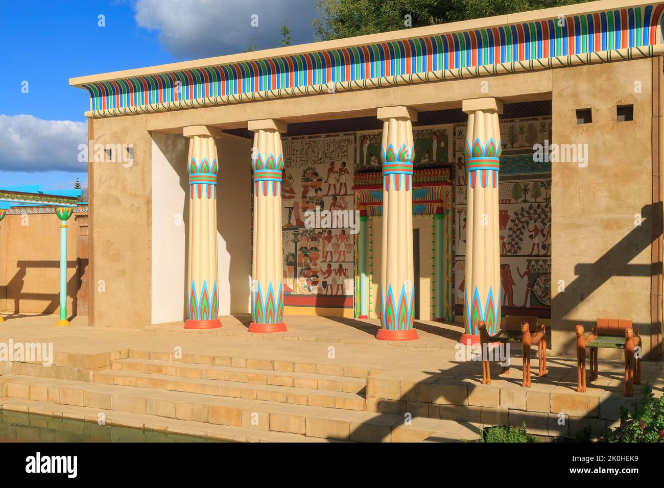 Der Tempel im altägyptischen Garten in Hamilton Gardens, einem Park und Touristenattraktion in Hamilton, Neuseeland Stockfoto