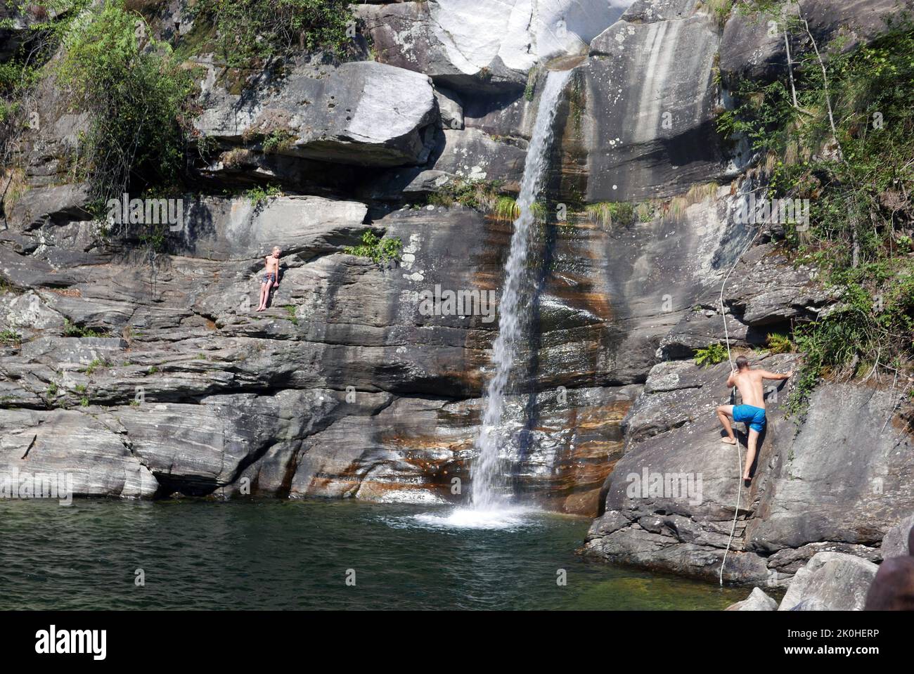 OSOGNA, SCHWEIZ - 10. AUGUST 2022: Die Menschen genießen den Osogna Wasserfall Stockfoto