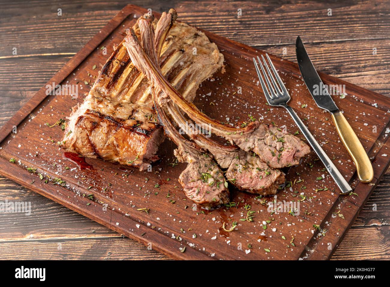 Gegrillte Lammkoteletts auf einem hölzernen Servierteller Stockfoto