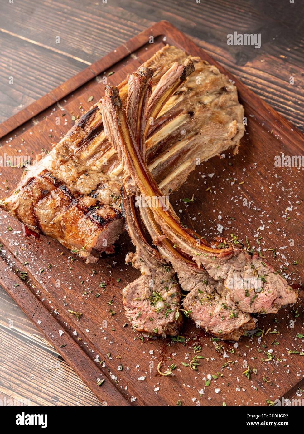 Gegrillte Lammkoteletts auf einem hölzernen Servierteller Stockfoto