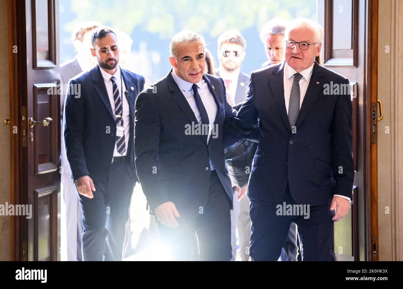 Berlin, Deutschland. 12. September 2022. Bundespräsident Frank-Walter Steinmeier (r) empfängt den israelischen Ministerpräsidenten Jair Lapid zu einem Gespräch im Schloss Bellevue. Quelle: Bernd von Jutrczenka/dpa/Alamy Live News Stockfoto