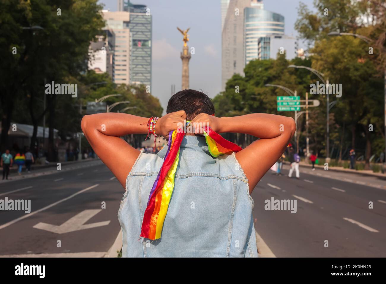 Ein hispanischer Typ, der von hinten gesehen ein Kopftuch als Unterstützung am Pride Day in Mexiko-Stadt bindet Stockfoto