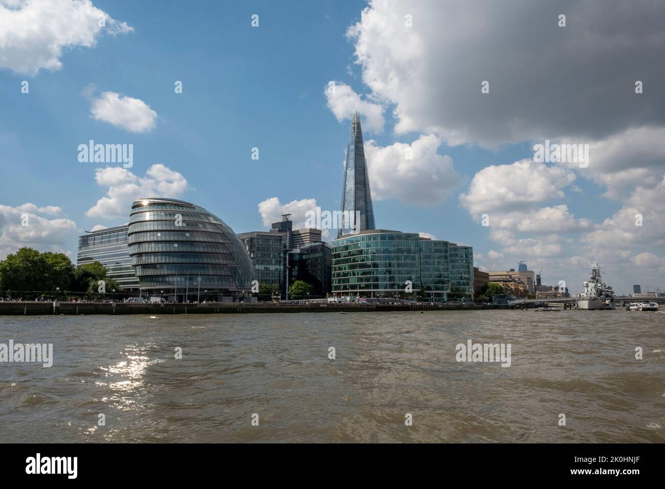 Blick auf das Rathaus und das Shard Hotel von der Themse aus, London Stockfoto