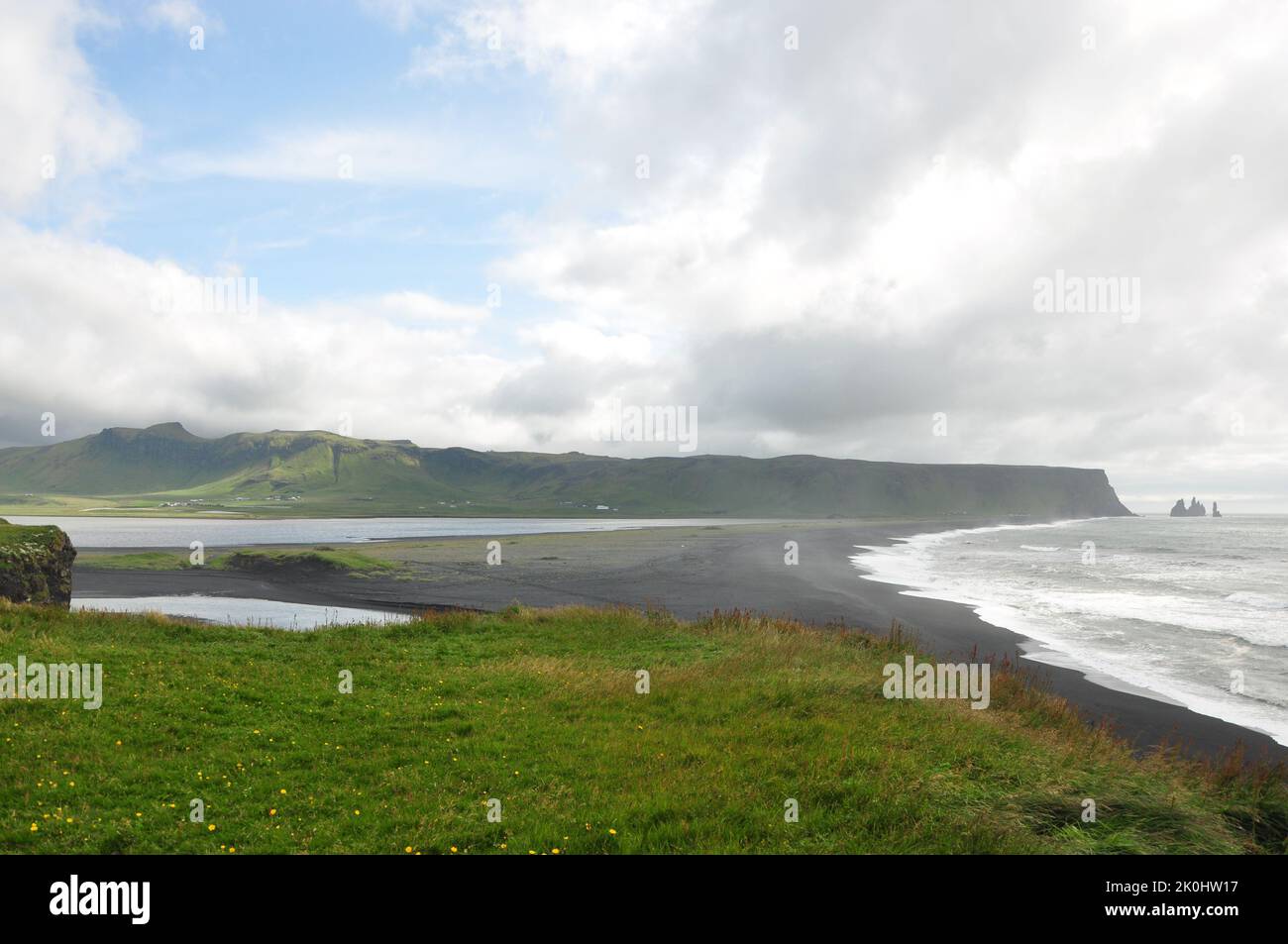 Eine malerische Aussicht auf die Halbinsel und eine Küste in Dyrholaey Cape Portland Island Stockfoto