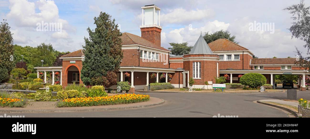 Gepflegte Sommerblumen und Gärten rund um die Backsteingebäude der South & East Chapel im South Essex Crematorium Corbets Tey Upminster London England Stockfoto