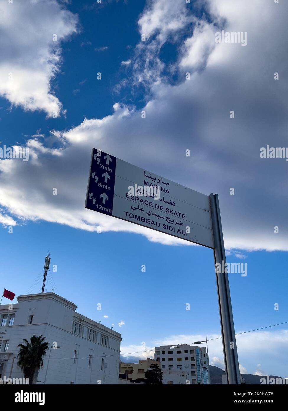 Eine arabische und französische Straßenschilder für Sehenswürdigkeiten in Nador Stockfoto