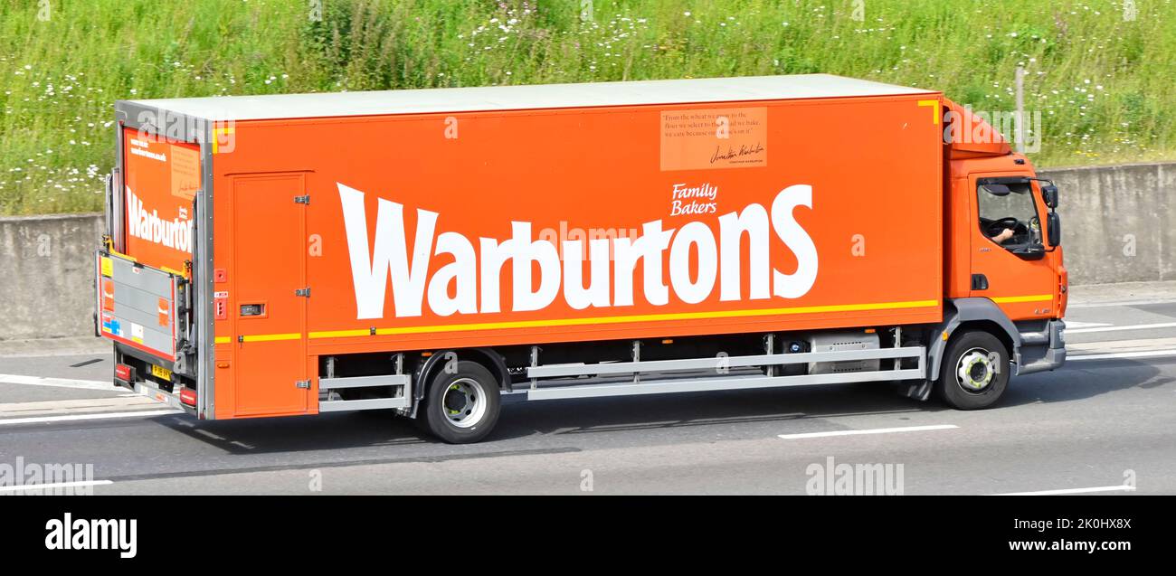 Warburtons Familienbetrieb Bäckerei Business Details beworben auf Seite von Brot Lieferung Supply Chain LKW & Heckhubwagen fahren Auf der M25 Autobahn UK Stockfoto