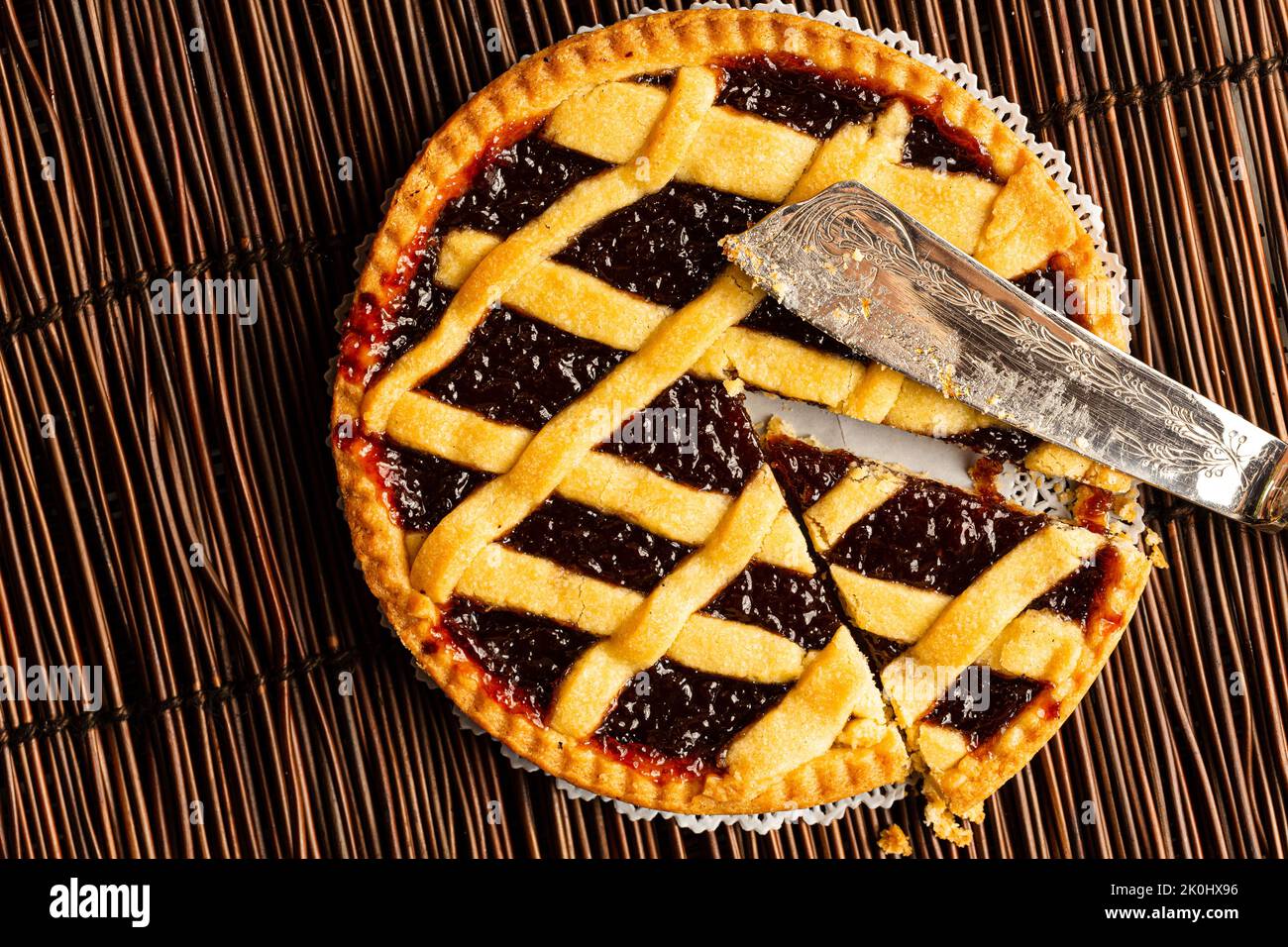 Luftaufnahme „Sliced Jam Tart“ Stockfoto