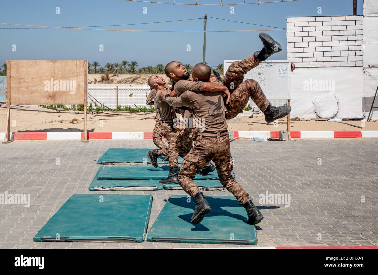 Gaza, Palästina. 11. September 2022. Palästinensische Studenten der mit der Hamas verbundenen palästinensischen Sicherheitskräfte zeigen ihre militärischen Fähigkeiten an der Rabat University College of Law and Police Sciences in Khan Yunis im südlichen Gazastreifen. Kredit: SOPA Images Limited/Alamy Live Nachrichten Stockfoto Gaza, Palästina. 11. September 2022. Palästinensische Studenten der mit der Hamas verbundenen palästinensischen Sicherheitskräfte zeigen ihre militärischen Fähigkeiten an der Rabat University College of Law and Police Sciences in Khan Yunis im südlichen Gazastreifen. Kredit: SOPA Images Limited/Alamy Live Nachrichten Stockfoto