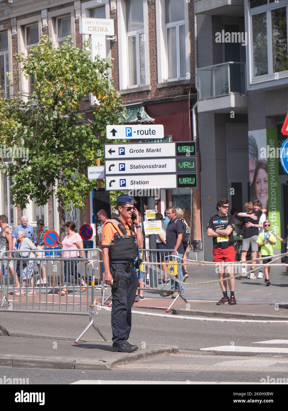 Sint Niklaas, Belgien, 4. September 2022, Polizeibeamter in Uniform kommuniziert während der Friedensfeiern auf dem Grote Markt von Sint Niklaas Stockfoto