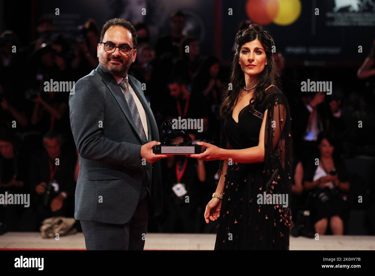 VENEDIG, ITALIEN - 10. SEPTEMBER: Reza Heydari und Mina Kavani posieren mit dem Spezialpreis der Jury für „Khers NIST“ (No Bears), der im Namen von Inhaftierten I erhalten wurde Stockfoto