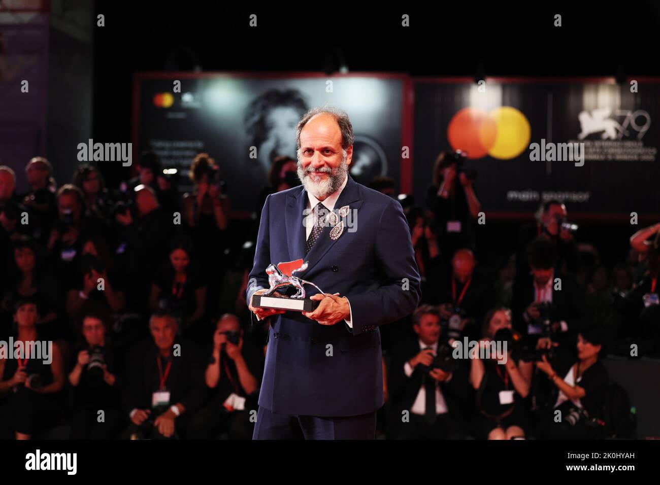VENEDIG, ITALIEN - SEPTEMBER 10: Regisseur Luca Guadagnino posiert mit dem Silbernen Löwen für die Beste Regie für „Knochen und alles“ während der Preisverleihung photoc Stockfoto