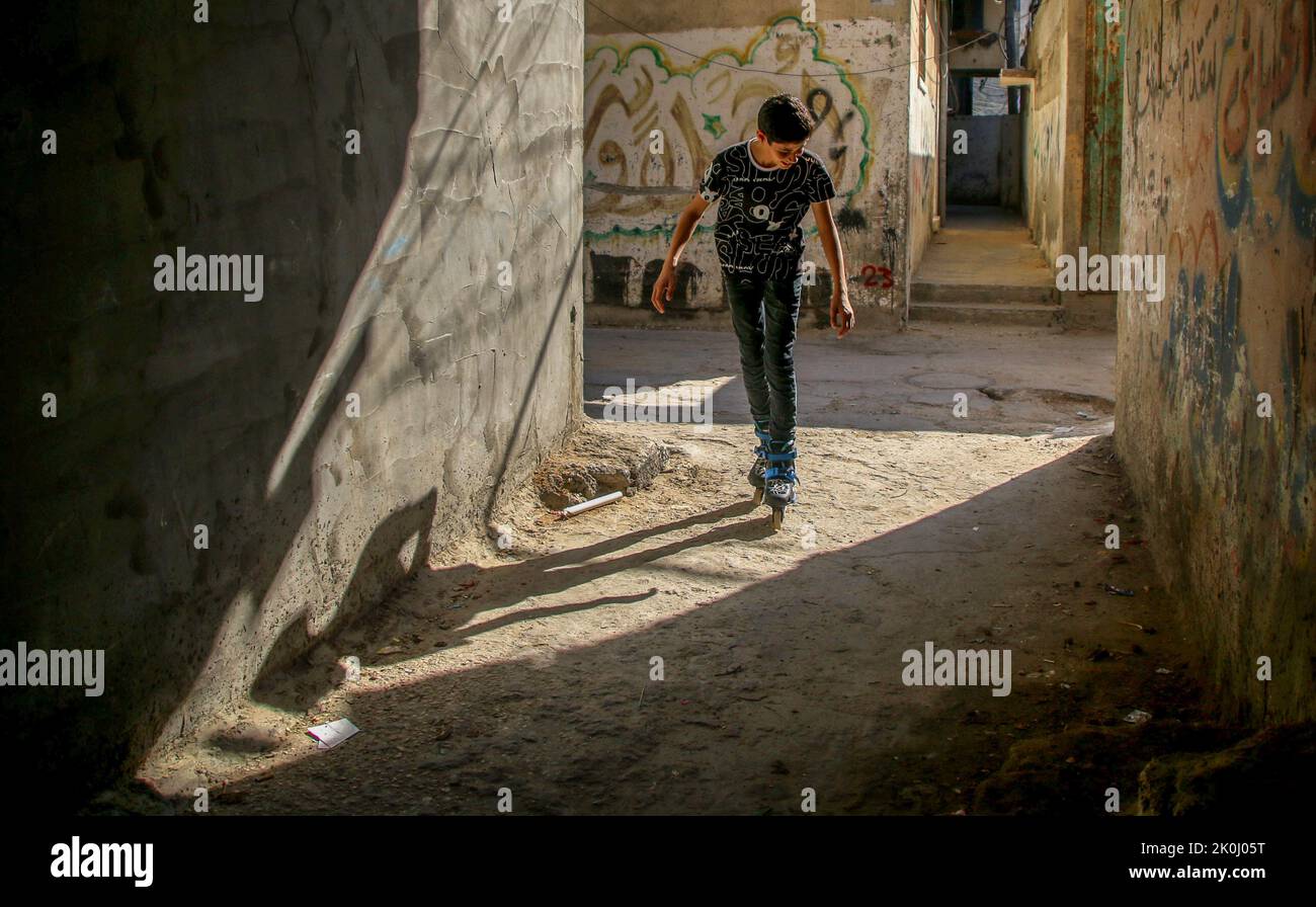 Gaza-Stadt, Gazastreifen, Palästina. 10. September 2022. Gaza, Palästina. 10. September 2022. Mohammad Kayed Himad, 14, rutscht in den engen Gassen des palästinensischen Flüchtlingslagers Shati im Gazastreifen. Mohammad praktiziert seit 10 Jahren Schlittschuhlaufen im sehr dicht besiedelten Lager al Shati, einem der größten palästinensischen Flüchtlingslager in Gaza (Foto: © Ahmad Hasaballah/IMAGESLIVE via ZUMA Press Wire) Stockfoto