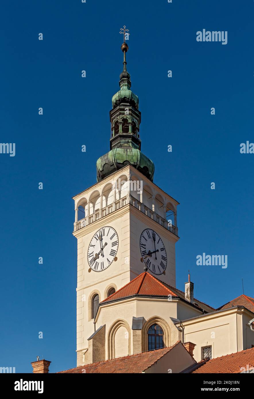 Uhrturm der Kirche des heiligen Wenzels, Mikulov, Tschechische Republik Stockfoto