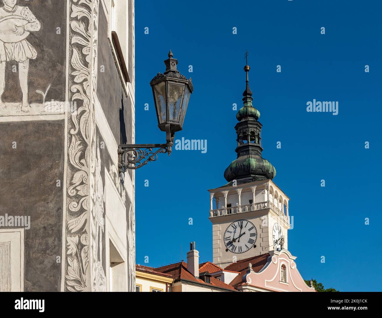 Straßenbeleuchtung auf dem Ritterhaus (U Ritiru) und dem Turm der Kirche St. Wenzel, Mikulov, Tschechische Republik Stockfoto