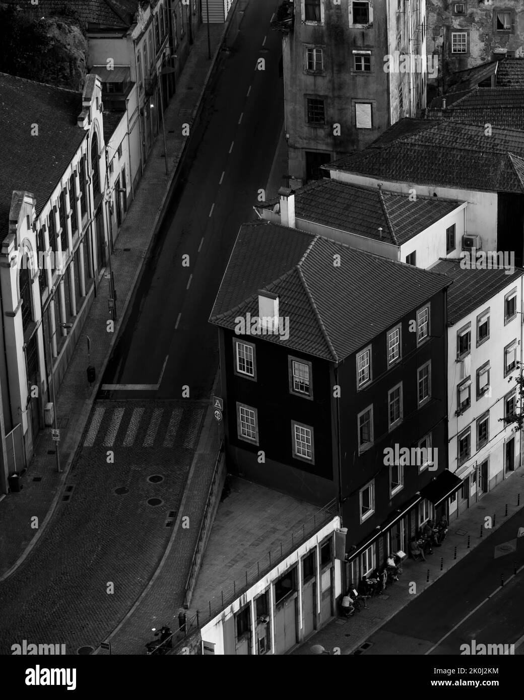 Draufsicht auf die Häuser im Zentrum von Porto. Portugal. Schwarzweiß-Foto. Stockfoto