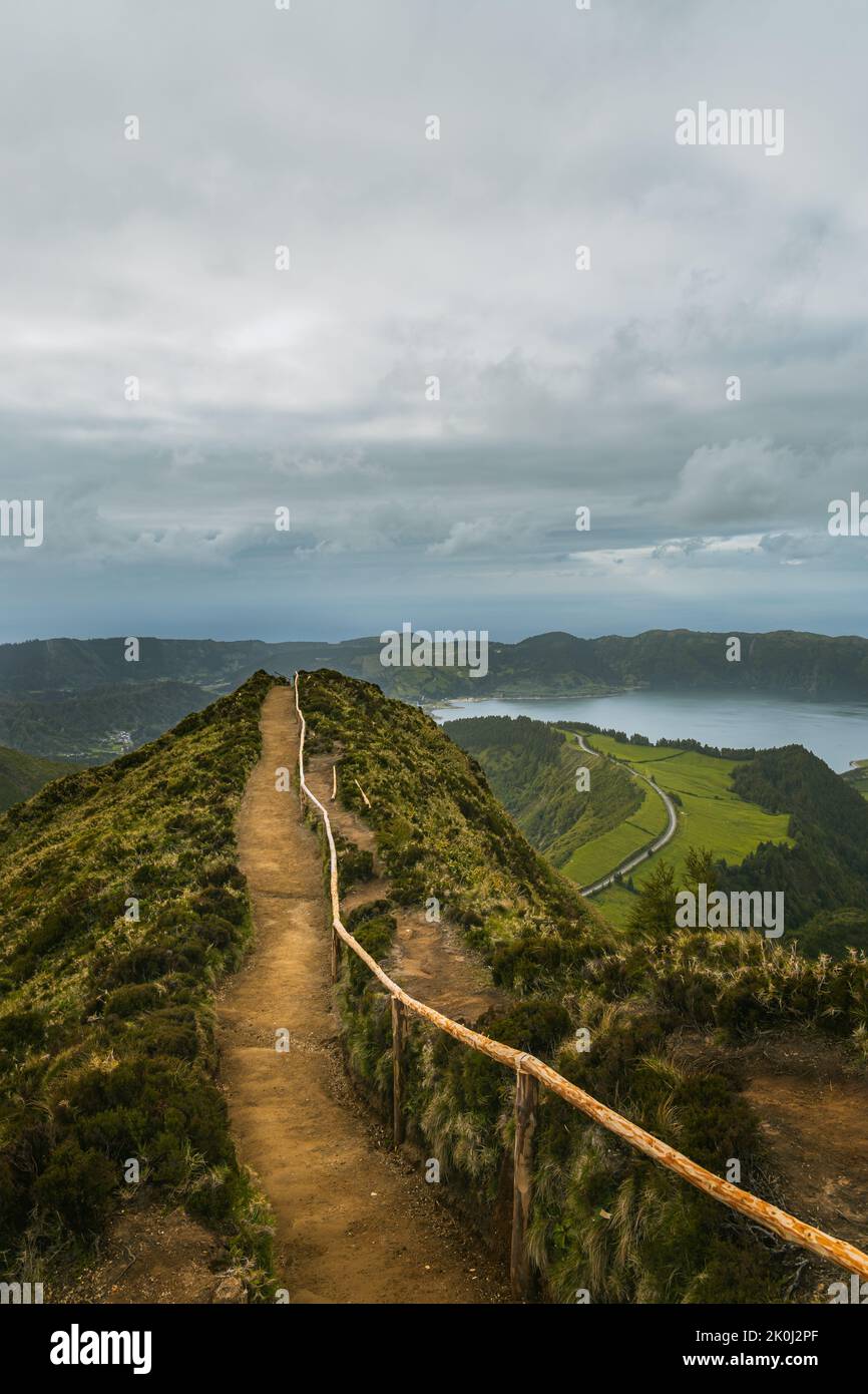 Eine vertikale Aufnahme des wunderschönen Miradouro da Boca do Inferno auf den Azoren, Portugal Stockfoto