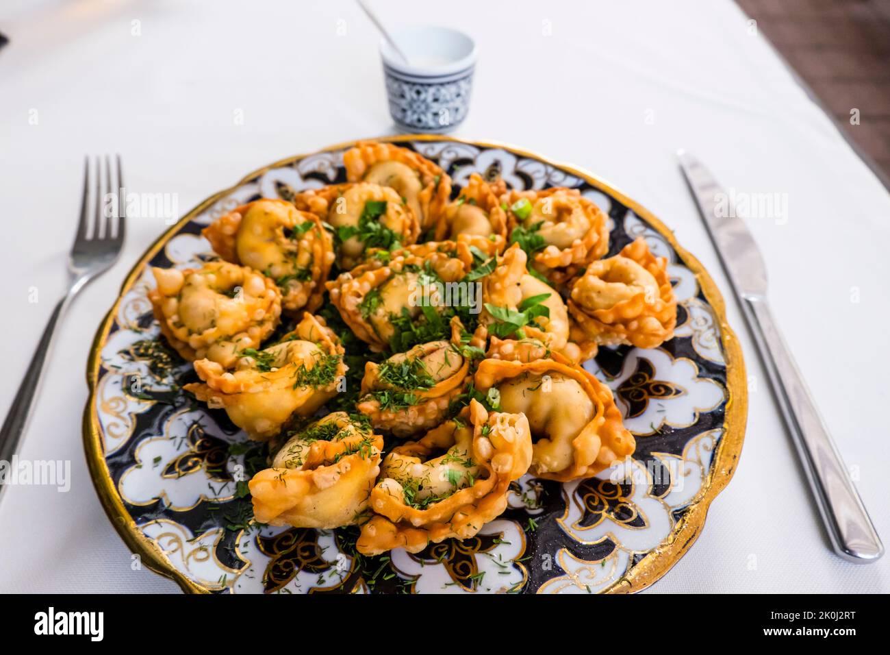 Kovurna chuchvara, Lammknöchel, usbekische Küche, Jurmala, Lettland Stockfoto