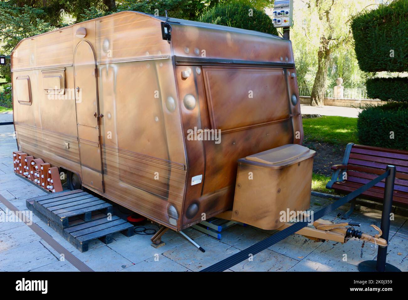 Caravan bemalt, um wie ein brauner Koffer mobile Zaubershow EL BAUL DEL MAGO in einer Fußgängerzone Straße Burgos Kastilien und Leon Spanien geparkt aussehen Stockfoto