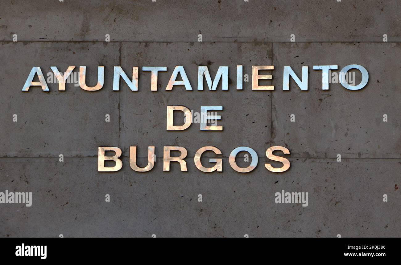 Glänzende reflektierende silberne Metallbuchstaben an der Steinwand des Rathauses Plaza Mayor Burgos Kastilien und Leon Spanien Stockfoto