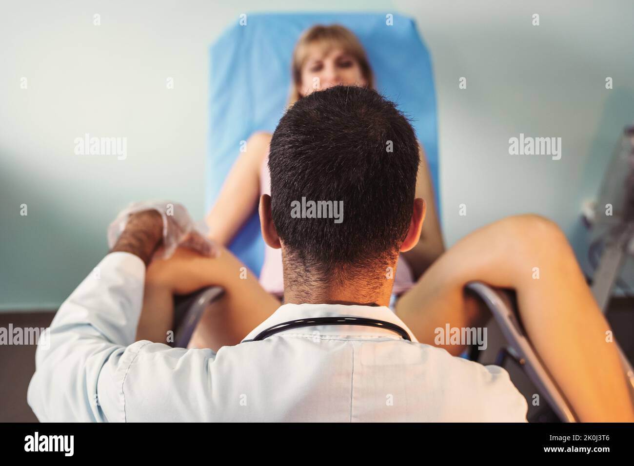 Junger männlicher Gynäkologe während der Untersuchung im Krankenhaus. Stockfoto
