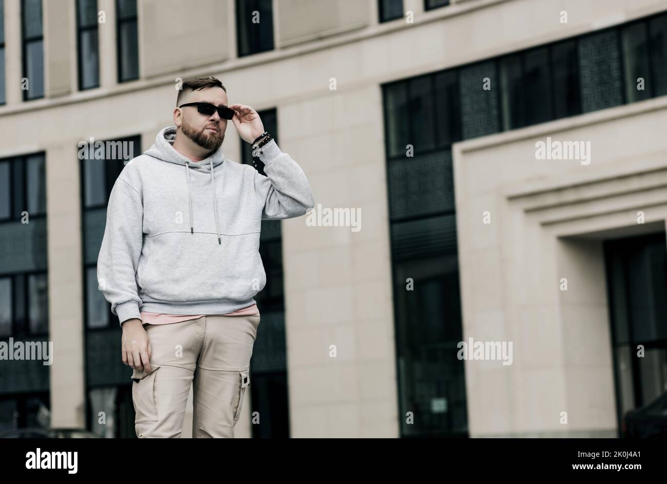 Urbanes Porträt eines hübschen Hipster-Mannes mit Hoodie oder Hoodie mit Platz für dein Logo Stockfoto