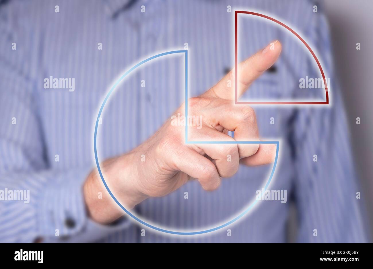 Mann berührt kreisförmiges Diagramm auf dem virtuellen Bildschirm. Steuern, Einkommensprozentsatz oder Dividendenzahlungen. Budgetzuweisung. Hochwertige Fotos Stockfoto